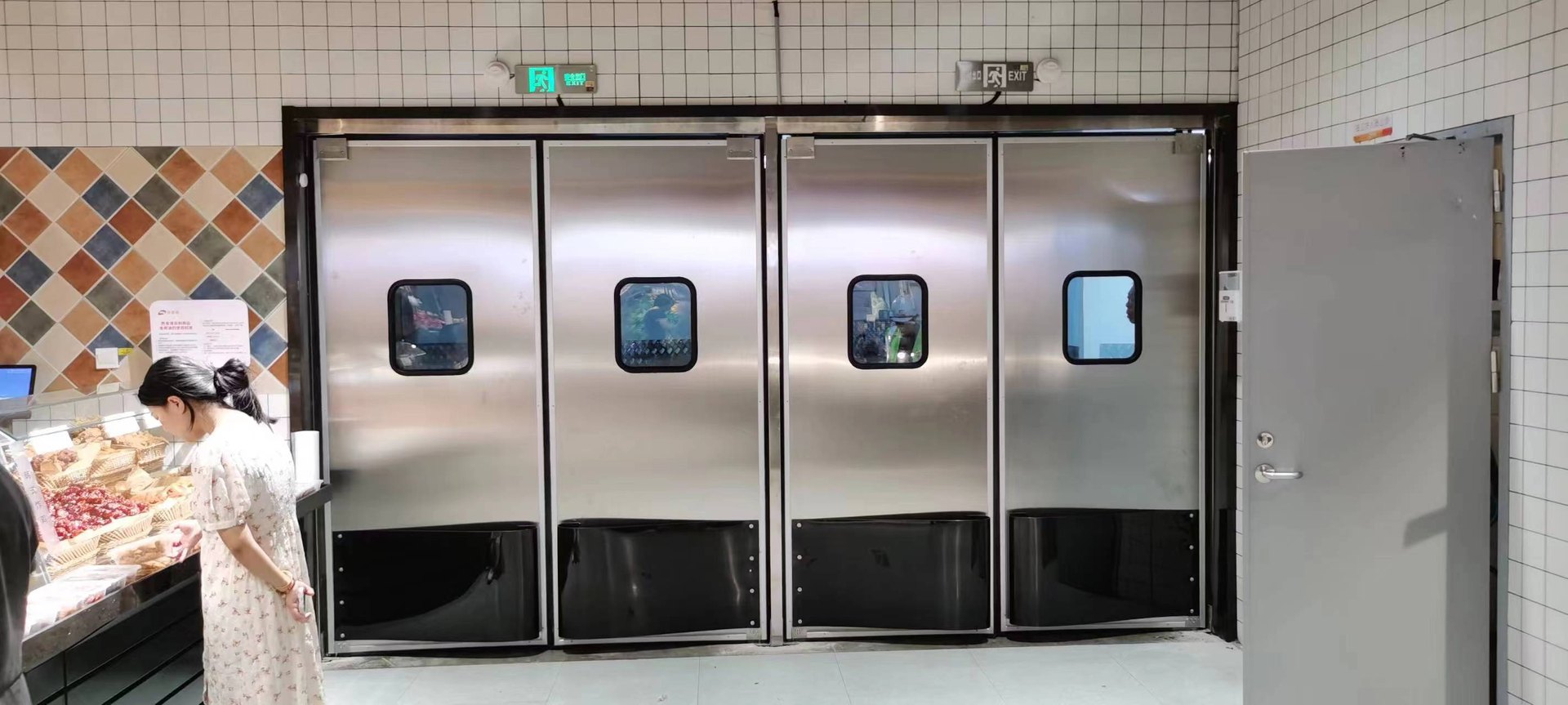 超市通道中并排安装的自由门